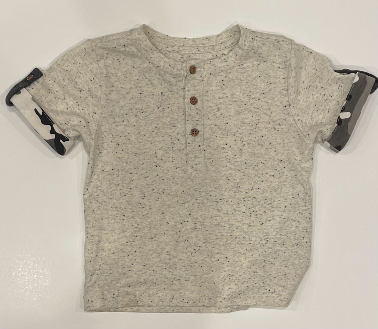 SPECKLED TEE WITH CAMO CUFFS