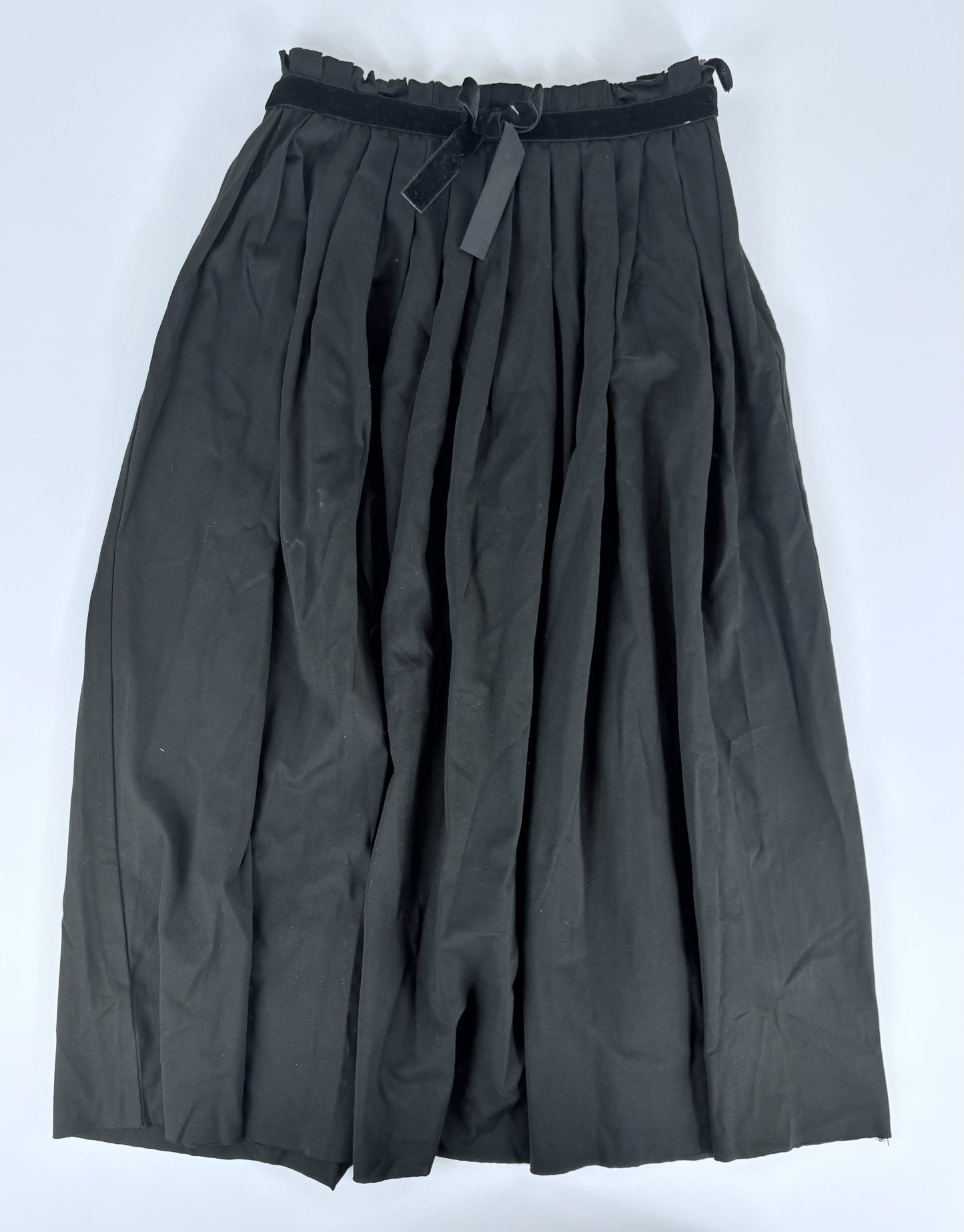 ELASTIC BLACK SKIRT W/ BLACK BOW