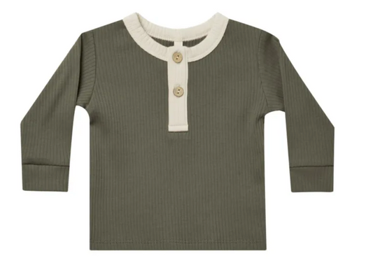 RIBBED LONG SLEEVE HENLEY || FOREST